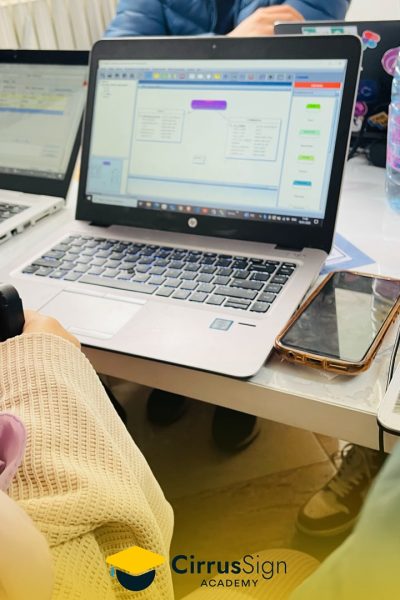 طلابنا_يواصلون_رحلتهم_في_عالم_تطوير_مواقع_الويب_بكل_شغف_وإبداع_💻✨ (8)